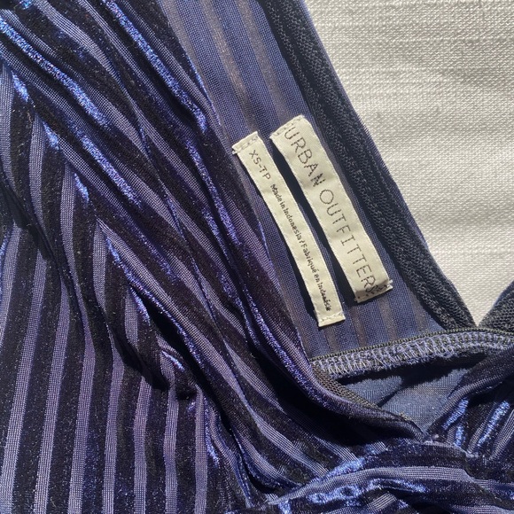 URBAN OUTFITTER PLUNGE VELVET TOP - Picture 3 of 3